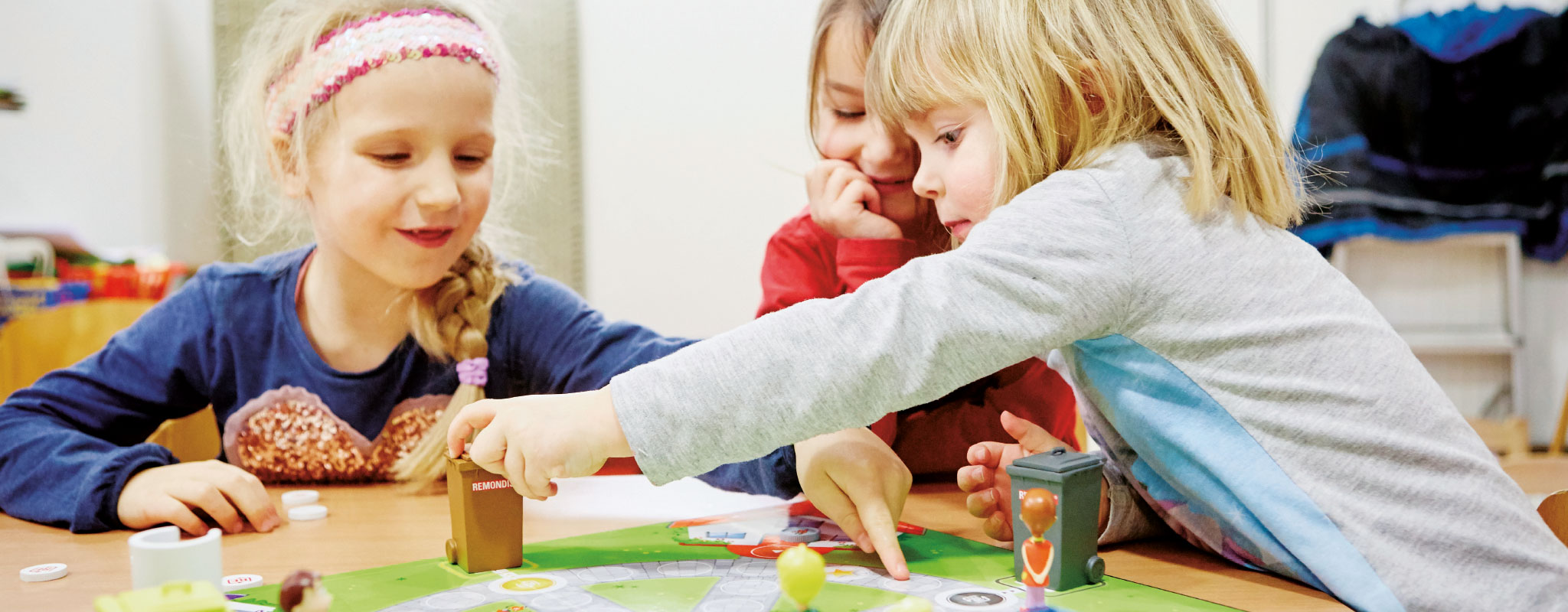 Kinder spielen das Abfall-Lernspiel der Wertstoffprofis