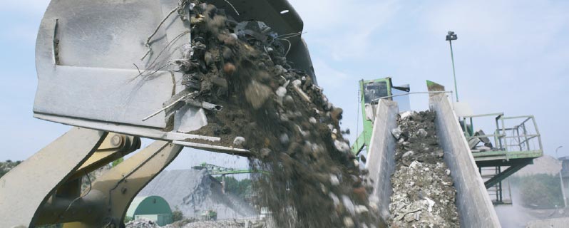 Bauschutt gelangt übers Förderband zur Recyclinganlage