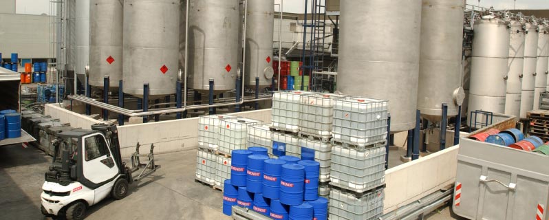 Blick in eine Recycling-Anlage mit diversen Sicherheitsbehältern