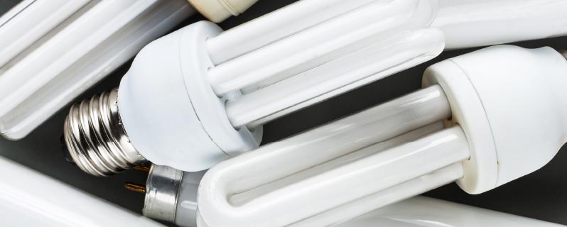 Alte Leuchtmittel werden für das Recycling vorbereitet