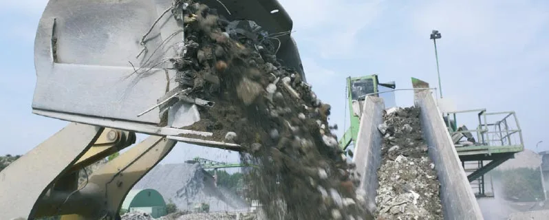 Bauschutt gelangt übers Förderband zur Recyclinganlage
